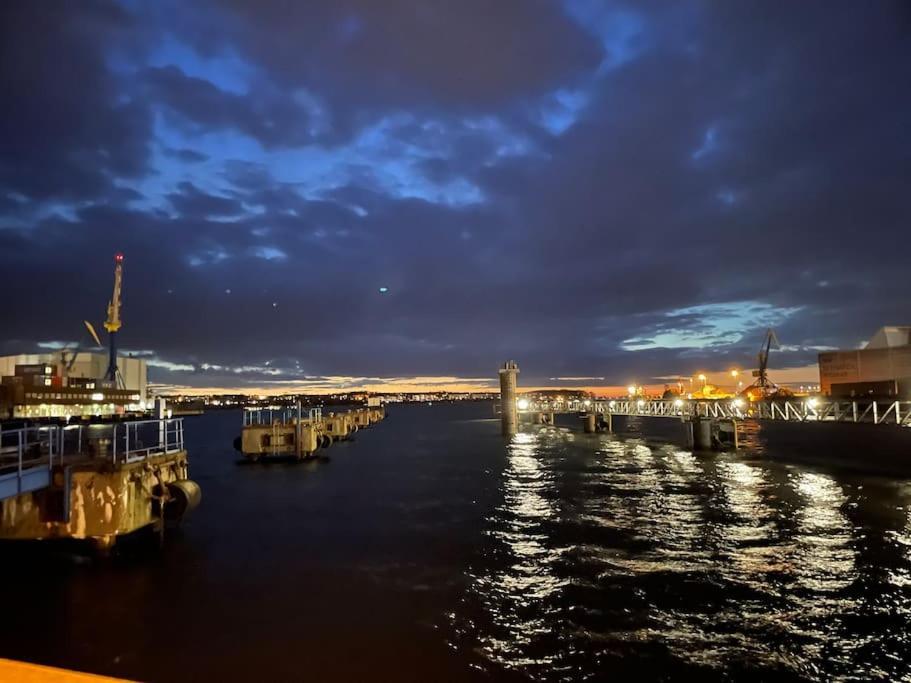 Dock 07 - Modernes 4 Sterne-ferienapartment Direkt Am Hafen Appartement *